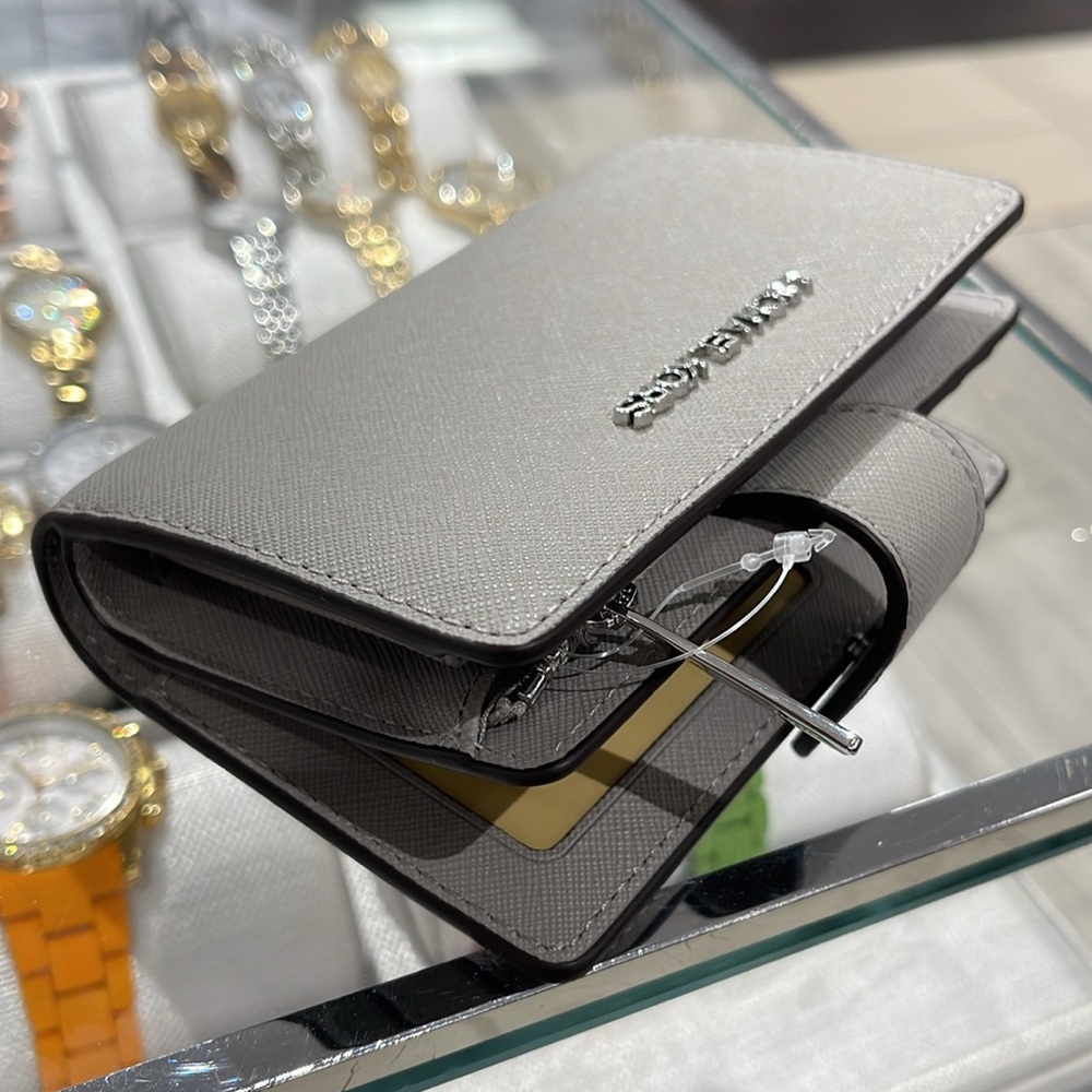 MICHAEL KORS Medium Saffiano Leather Bifold Zip CN Wallet
PEARL GREY
NWT - Picture 12 of 16